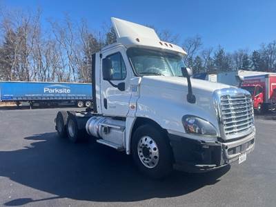 Freightliner Cascadia 125 Day Cab Truck - 435HP, 12 Speed Automatic