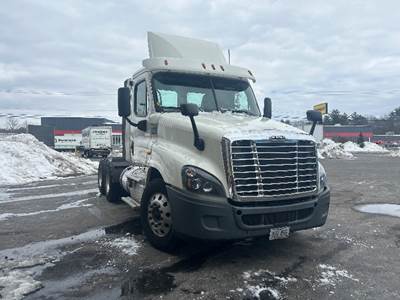 Freightliner Cascadia 125 Day Cab Truck - 435HP, 12 Speed Automatic