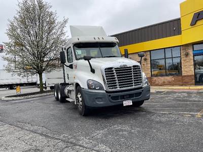 Freightliner Cascadia 125 Day Cab Truck - 435HP, 12 Speed Automatic