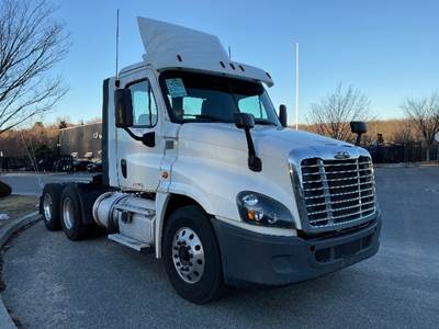 Freightliner Cascadia 125 Day Cab Truck - 435HP, 12 Speed Automatic