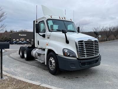 Freightliner Cascadia 125 Day Cab Truck - 435HP, 12 Speed Automatic
