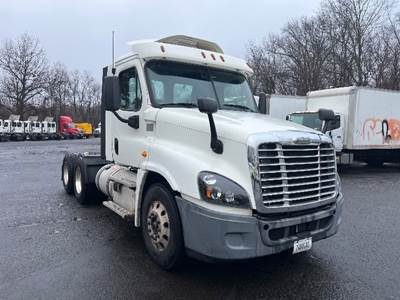 Freightliner Cascadia 125 Day Cab Truck - 435HP, 12 Speed Automatic