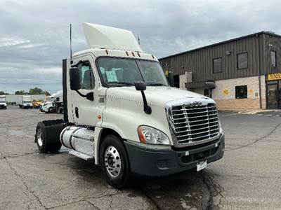 Freightliner Cascadia 125 Single Axle Day Cab Truck - 410HP, 12 Speed Automatic