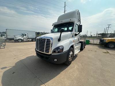 Freightliner Cascadia 125 Day Cab Truck - 435HP, 12 Speed Automatic