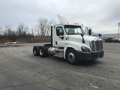Freightliner Cascadia 125 Day Cab Truck - 435HP, 12 Speed Automatic