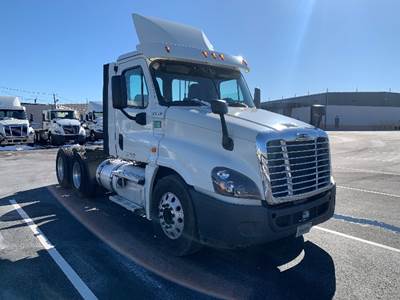 Freightliner Cascadia 125 Day Cab Truck - 435HP, 12 Speed Automatic