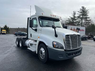 Freightliner Cascadia 125 Day Cab Truck - 435HP, 12 Speed Automatic