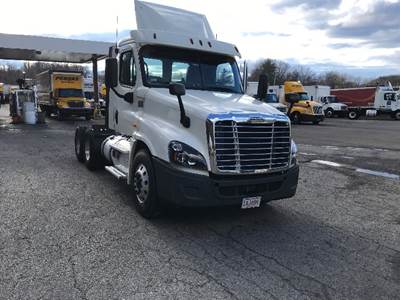 Freightliner Cascadia 125 Day Cab Truck - 435HP, 12 Speed Automatic