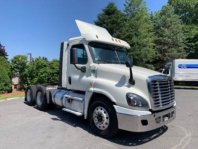 Freightliner Cascadia 125 Day Cab Truck - 435HP, 12 Speed Automatic