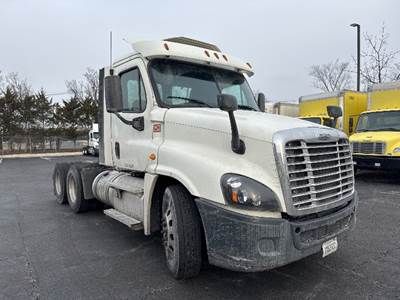 Freightliner Cascadia 125 Day Cab Truck - 435HP, 12 Speed Automatic