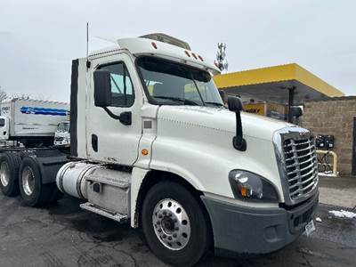 Freightliner Cascadia 125 Day Cab Truck - 435HP, 12 Speed Automatic