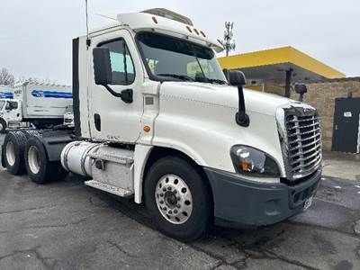 Freightliner Cascadia 125 Day Cab Truck - 435HP, 12 Speed Automatic