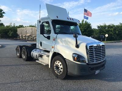 Freightliner Cascadia 125 Day Cab Truck - 435HP, 12 Speed Automatic