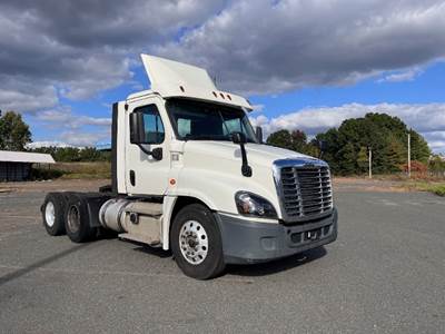 Freightliner Cascadia 125 Day Cab Truck - 435HP, 12 Speed Automatic