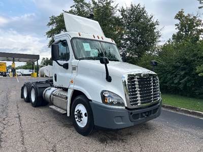 Freightliner Cascadia 125 Day Cab Truck - 435HP, 12 Speed Automatic
