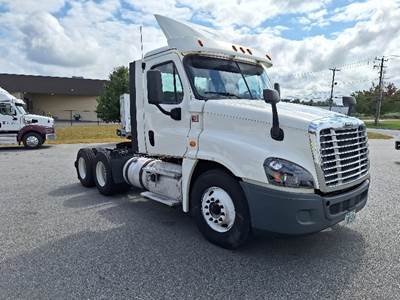 Freightliner Cascadia 125 Day Cab Truck - 435HP, 12 Speed Automatic
