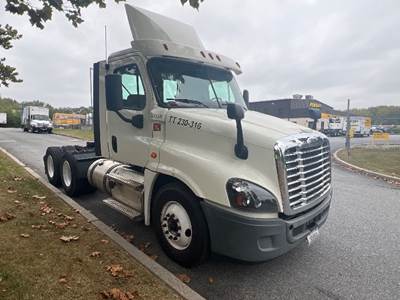Freightliner Cascadia 125 Day Cab Truck - 435HP, 12 Speed Automatic