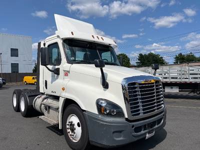 Freightliner Cascadia 125 Day Cab Truck - 435HP, 12 Speed Automatic