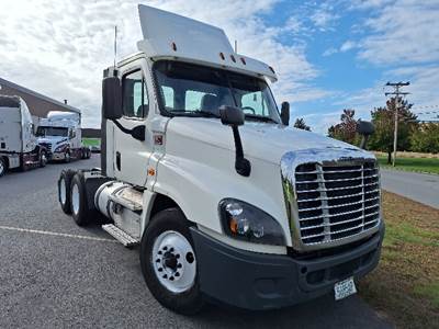 Freightliner Cascadia 125 Day Cab Truck - 435HP, 12 Speed Automatic