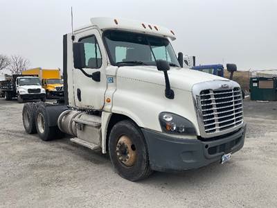 Freightliner Cascadia 125 Day Cab Truck - 435HP, 12 Speed Automatic