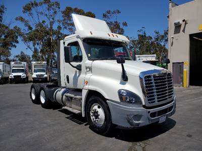 Freightliner Cascadia 125 Day Cab Truck - 435HP, 12 Speed Automatic