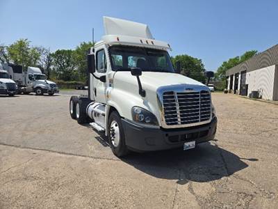 Freightliner Cascadia 125 Day Cab Truck - 435HP, 12 Speed Automatic