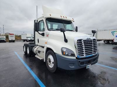 Freightliner Cascadia 125 Day Cab Truck - 435HP, 12 Speed Automatic