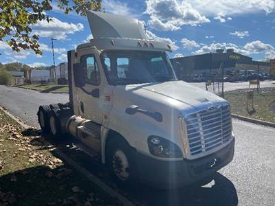 Freightliner Cascadia 125 Day Cab Truck - 435HP, 12 Speed Automatic