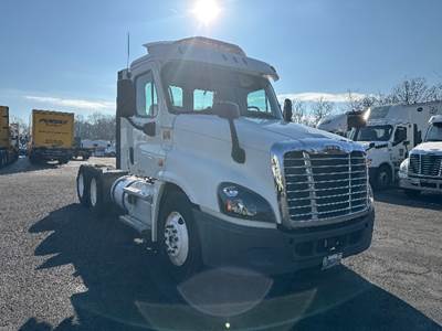 Freightliner Cascadia 125 Day Cab Truck - 435HP, 12 Speed Automatic