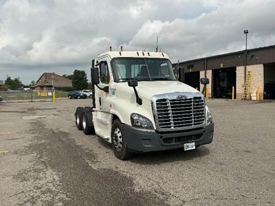 Freightliner Cascadia 125 Day Cab Truck - 455HP, 12 Speed Automatic