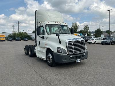 Freightliner Cascadia 125 Day Cab Truck - 455HP, 12 Speed Automatic