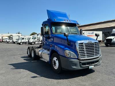 Freightliner Cascadia 125 Day Cab Truck - 435HP, 12 Speed Automatic
