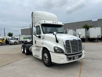 Freightliner Cascadia 125 Day Cab Truck - 455HP, 10 Speed Automatic