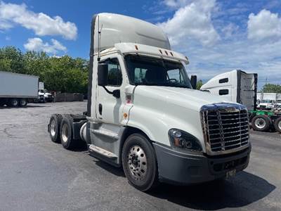 Freightliner Cascadia 125 Day Cab Truck - 435HP, 12 Speed Automatic