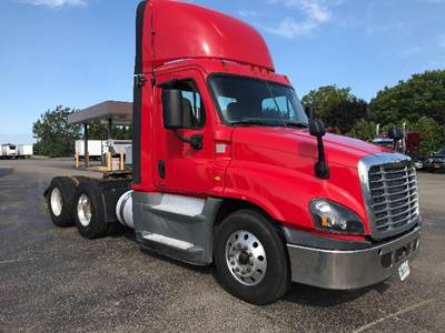 Freightliner Cascadia 125 Day Cab Truck - 455HP, 12 Speed Automatic