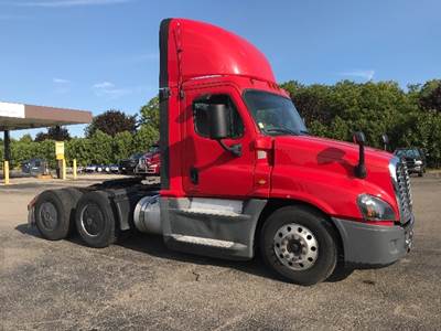 Freightliner Cascadia 125 Day Cab Truck - 455HP, 12 Speed Automatic