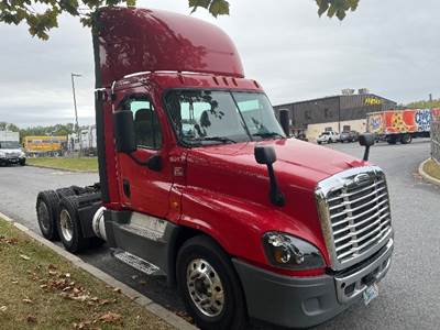 Freightliner Cascadia 125 Day Cab Truck - 455HP, 12 Speed Automatic