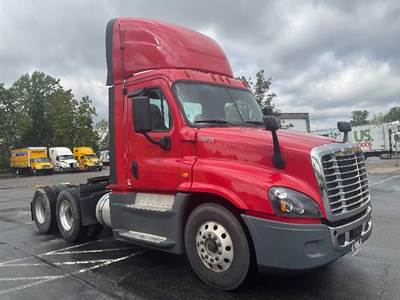 Freightliner Cascadia 125 Day Cab Truck - 455HP, 12 Speed Automatic