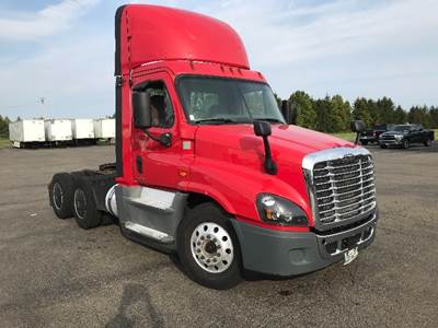 Freightliner Cascadia 125 Day Cab Truck - 455HP, 12 Speed Automatic