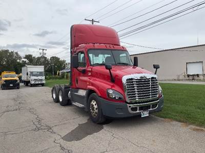 Freightliner Cascadia 125 Day Cab Truck - 455HP, 12 Speed Automatic