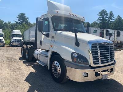Freightliner Cascadia 125 Day Cab Truck - 455HP, 10 Speed Manual