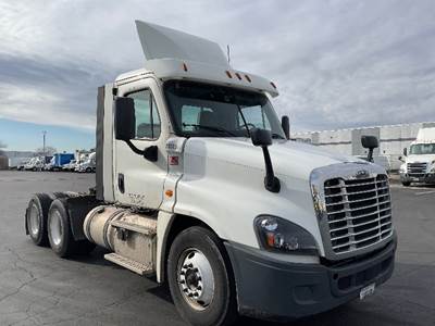 Freightliner Cascadia 125 Day Cab Truck - 435HP, 12 Speed Automatic