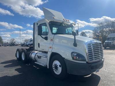 Freightliner Cascadia 125 Day Cab Truck - 435HP, 12 Speed Automatic