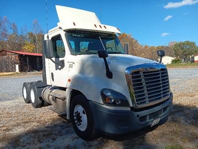 Freightliner Cascadia 125 Day Cab Truck - 435HP, 12 Speed Automatic