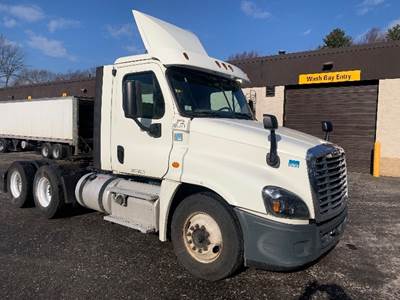 Freightliner Cascadia 125 Day Cab Truck - 435HP, 12 Speed Automatic