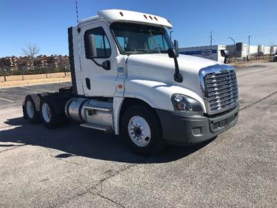 Freightliner Cascadia 125 Day Cab Truck - 435HP, 12 Speed Automatic