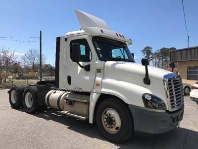 Freightliner Cascadia 125 Day Cab Truck - 435HP, 12 Speed Automatic