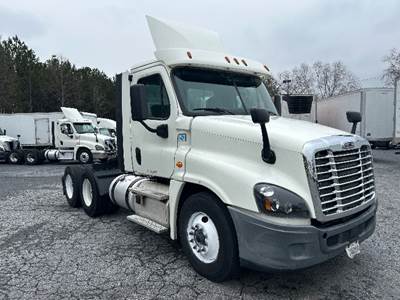 Freightliner Cascadia 125 Day Cab Truck - 435HP, 12 Speed Automatic