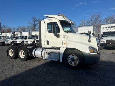 Freightliner Cascadia 125 Day Cab Truck - 435HP, 12 Speed Automatic