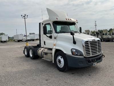 Freightliner Cascadia 125 Day Cab Truck - 435HP, 12 Speed Automatic